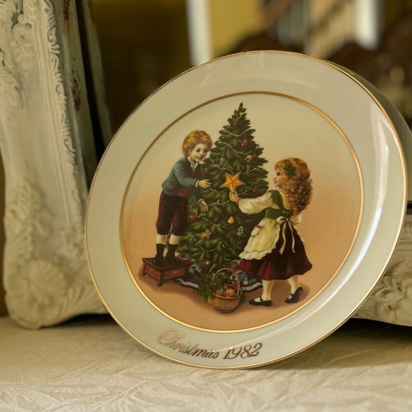 1982 Decorative Christmas Plate by Avon - Picture 4 of 4